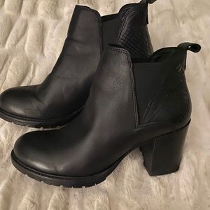 Leather bootie shoes